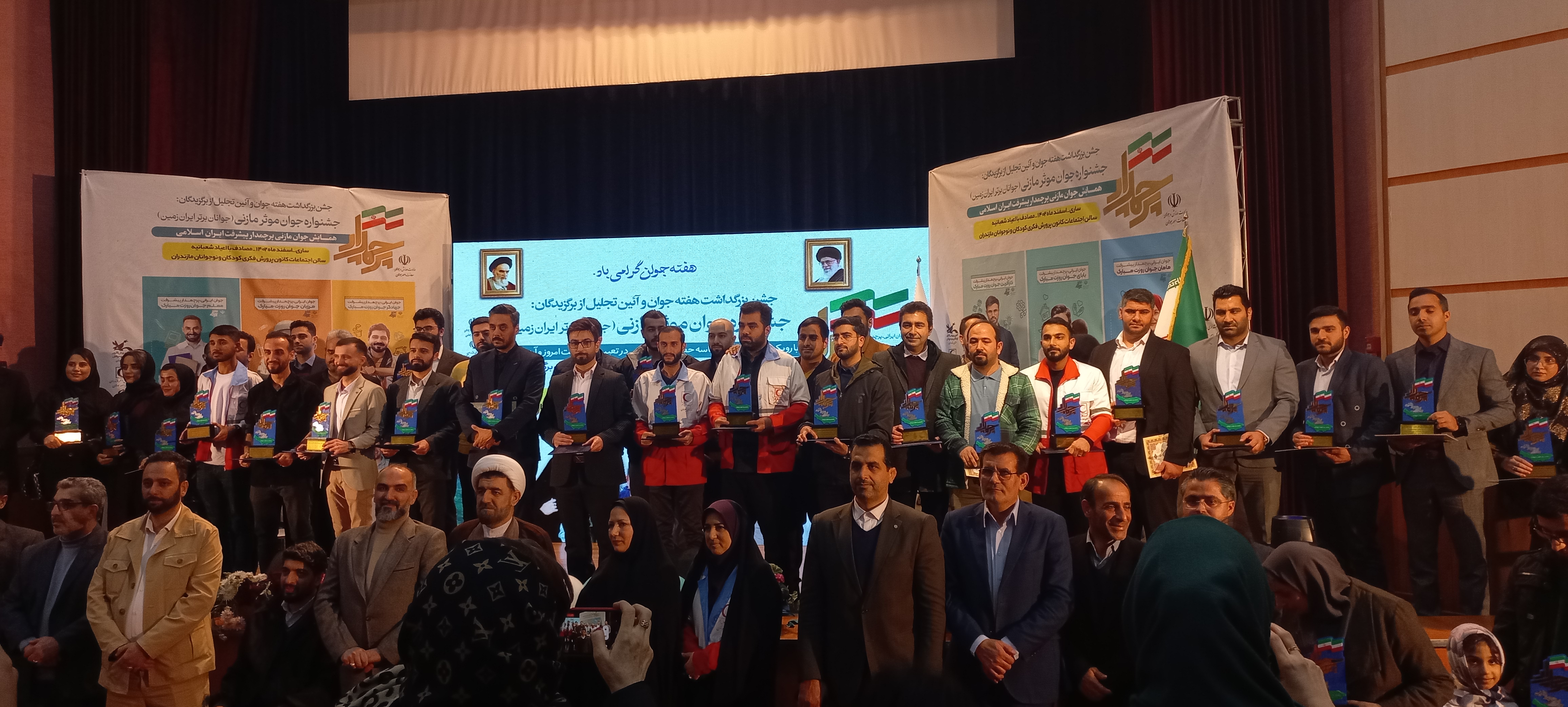 تجلیل از اشکان اسدپور در همایش جوان پرچمدار ایرانی