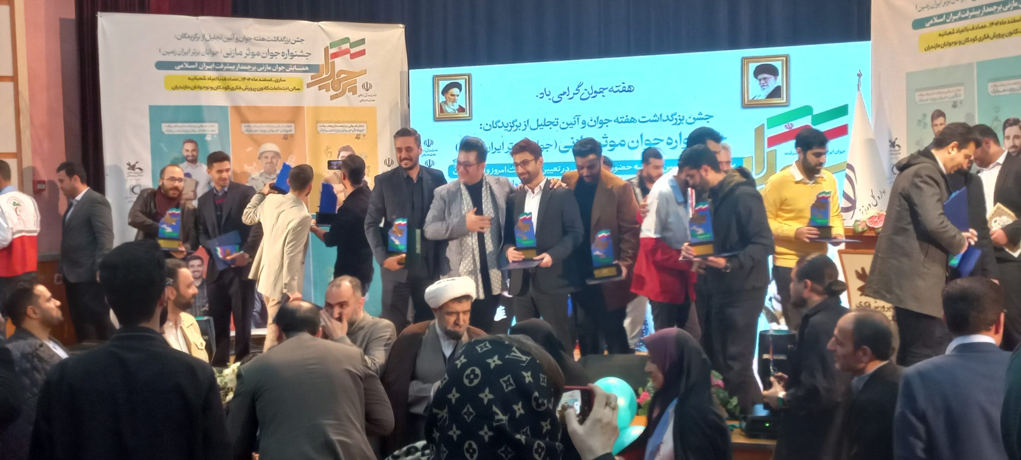 تجلیل از اشکان اسدپور در همایش جوان پرچمدار ایرانی