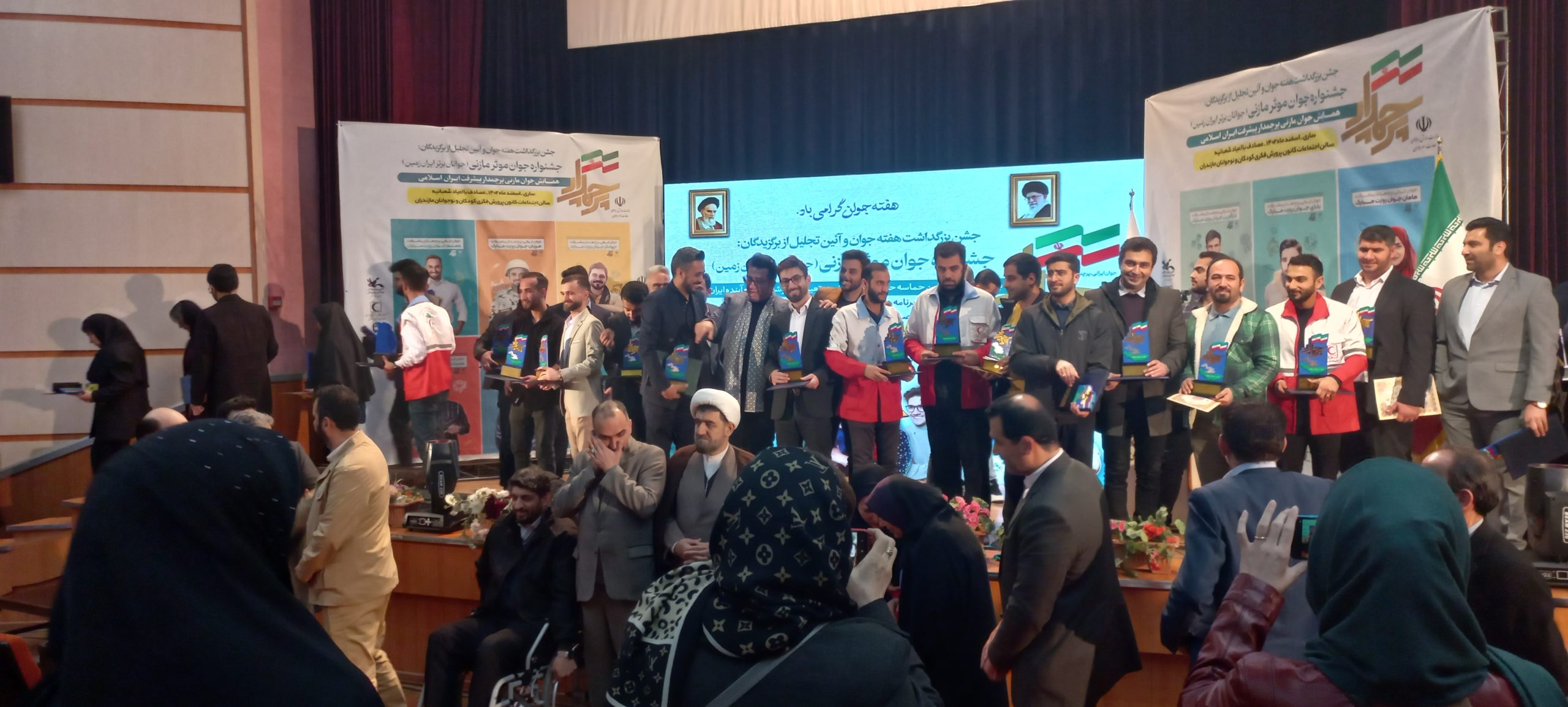 تجلیل از اشکان اسدپور در همایش جوان پرچمدار ایرانی