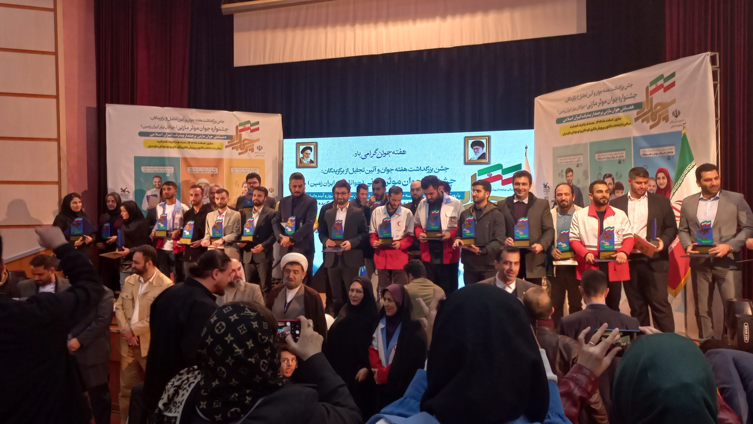 تجلیل از اشکان اسدپور در همایش جوان پرچمدار ایرانی